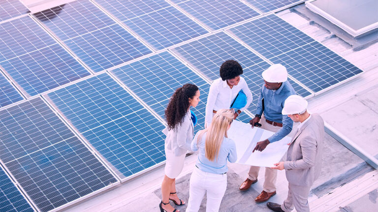 Membros de uma empresa negociando com fornecedor de energia