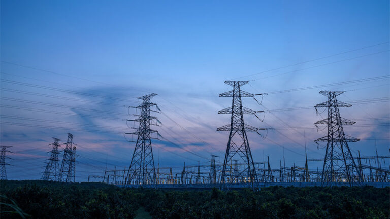 Campo com torres de energia