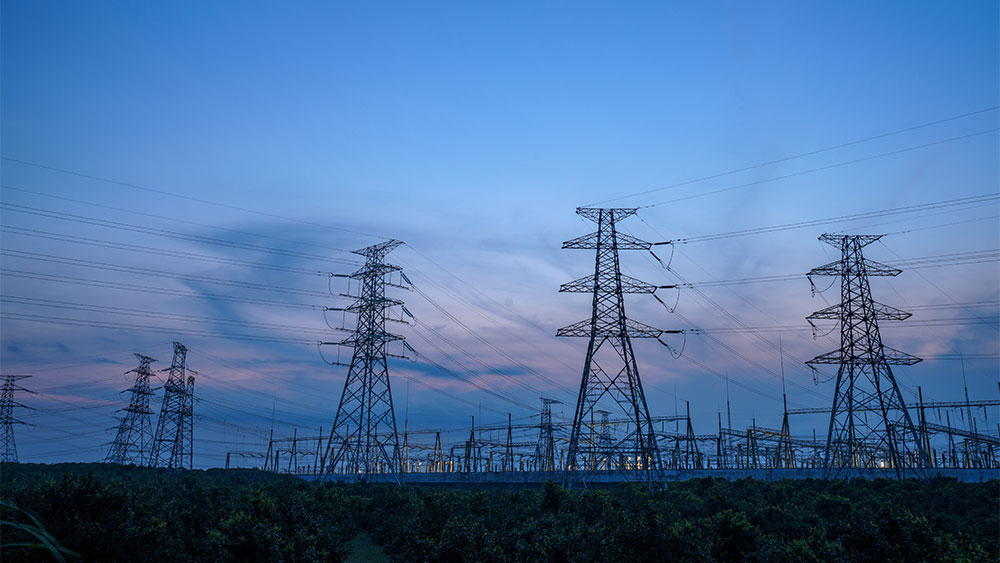 Campo com torres de energia