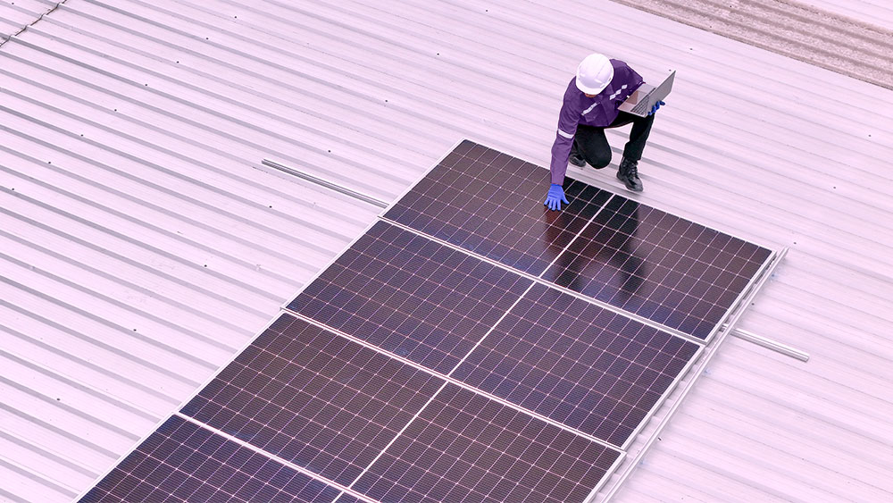 Técnico da LUZ avaliando placa solar