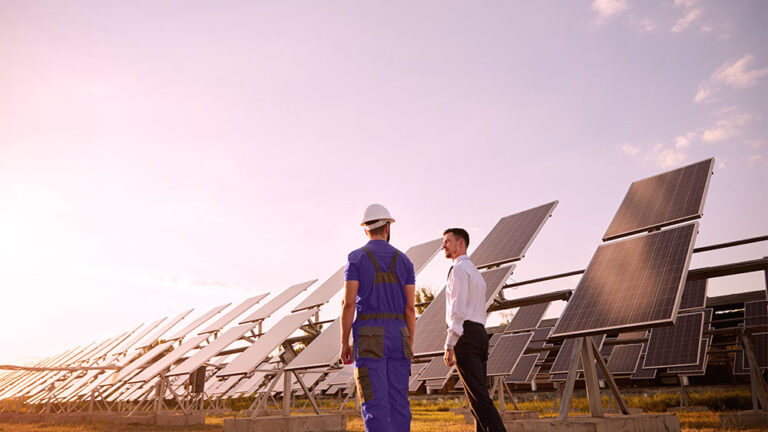 Dois homens em frente a campo de fazenda solar